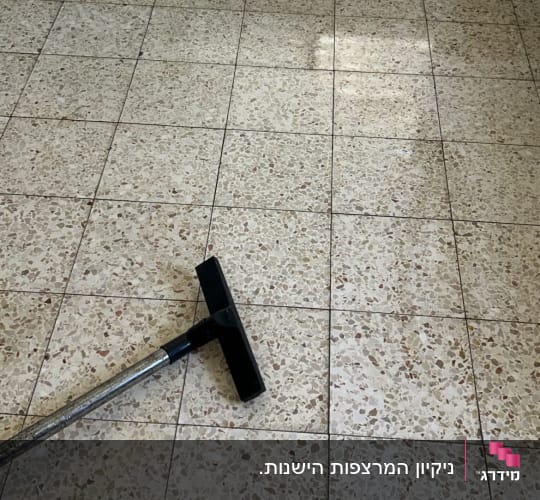 רצפה נקייה עם כלי ניקוי בחדר ריק